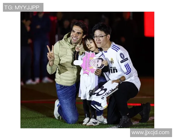 足球明星与球迷亲密合影kt板记录精彩瞬间的温馨时刻 足球明星与球迷亲密合影kt板记录精彩瞬间的温馨时刻