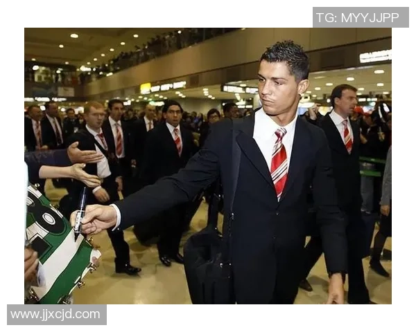 足球明星家人温馨进场瞬间视频展现亲情与支持的动人时刻 足球明星家人温馨进场瞬间视频展现亲情与支持的动人时刻